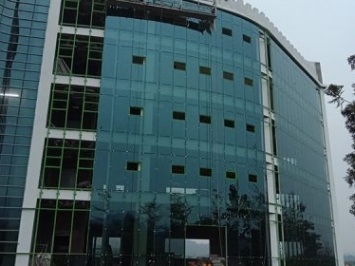 CÁCH VỆ SINH KÍNH CƯỜNG LỰC ĐÚNG CÁCH VÀ HIỆU QUẢ