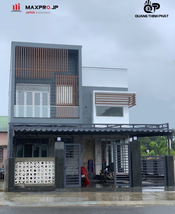 Công ty Quang Thịnh Phát vừa hoàn thiện công trình cửa nhôm Maxpro Nhật Bản màu champagne.