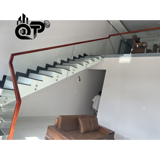 CẦU THANG KÍNH 10 LY CƯỜNG LỰC TAY VỊN GỖ TỰ NHIÊN